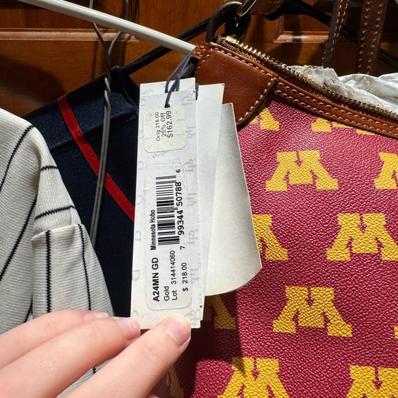 Dooney & Bourke Minnesota Golden Gophers Hobo Bag Nwt - Picture 3 of 3